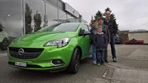 Familie Niederhäuser aus Niederbipp mit ihrem Opel Corsa